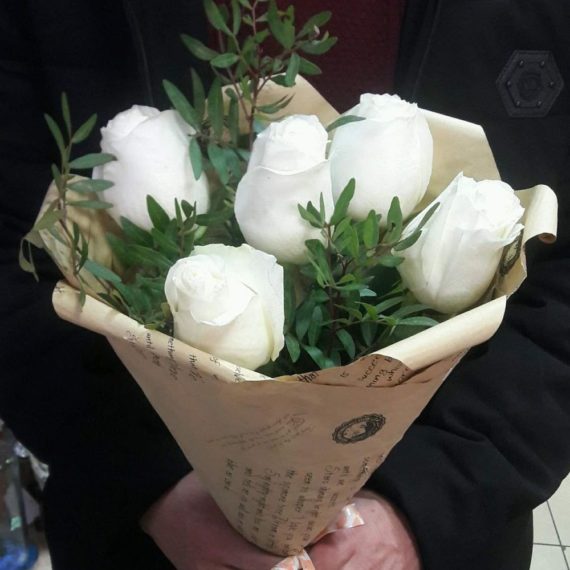 Букет из 5 белых роз